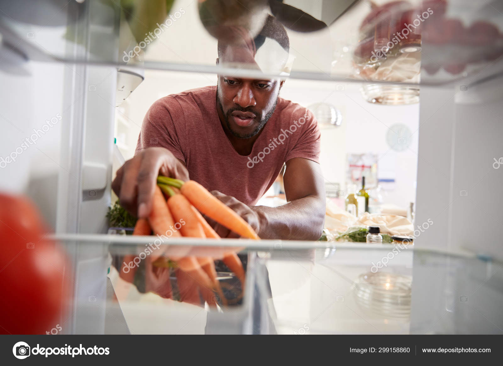 Vista Desde Interior Del Refrigerador Medida Que Hombre Abre Puerta — Foto  de stock #299158860 © monkeybusiness, image size:1600x1167