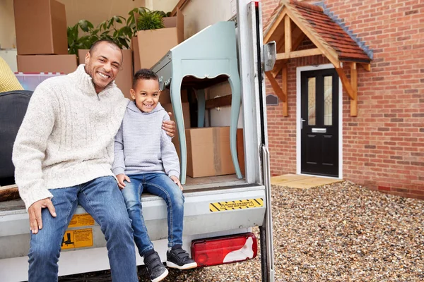 Portret Van Vader Zoon Lossen Meubilair Van Verhuiswagen Nieuw Huis — Stockfoto