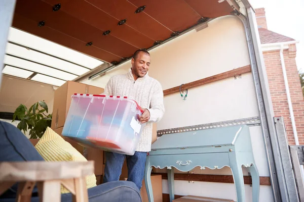 Homme Déchargeant Des Meubles Camion Déménagement Extérieur Nouvelle Maison Jour — Photo