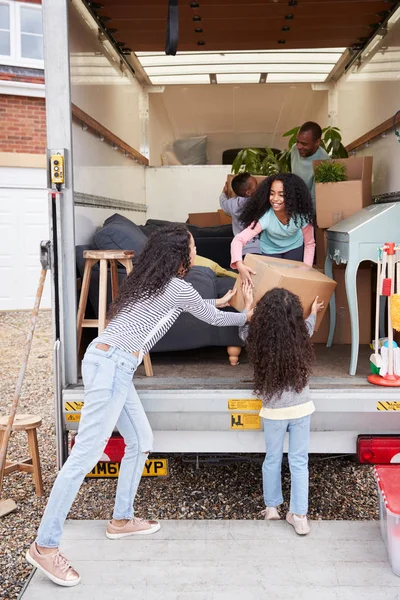 取り外しトラックから新しい家に家具をアンロードする家族 — ストック写真