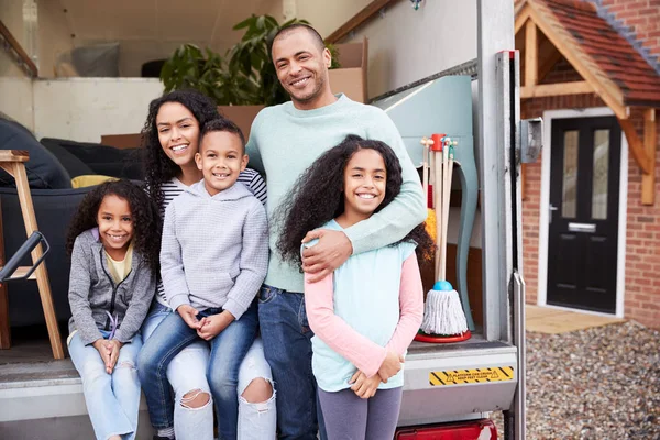 Portret Van Familie Lossen Meubilair Van Verhuiswagen Nieuw Huis — Stockfoto