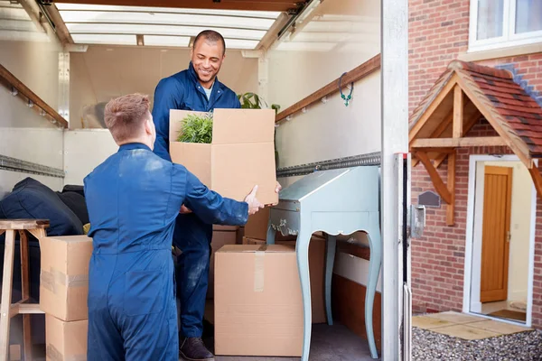 搬运公司工人在搬家当天将家具和箱子从卡车上卸载到新家 — 图库照片