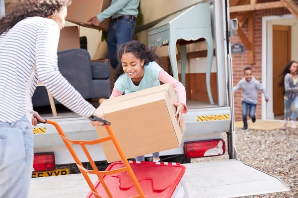 Famiglia Che Scarica Mobilia Dal Camion Rimozione Nella Nuova Casa — Foto Stock