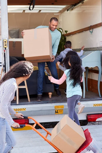 家庭卸载家具从搬运卡车到新家 — 图库照片