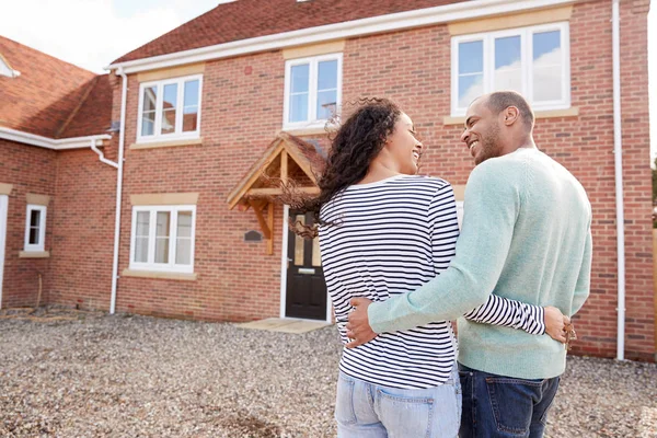 Rückansicht Eines Ehepaares Das Umzugstag Vor Dem Neuen Haus Steht — Stockfoto