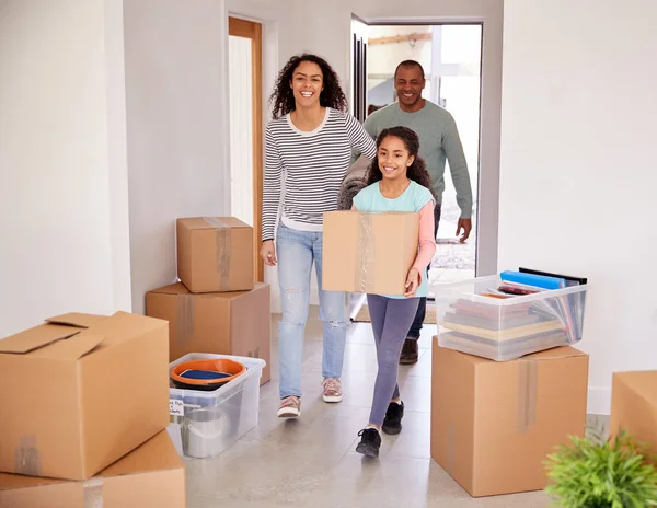 Lächelnde Familie Trägt Umzugstag Kisten Ins Neue Zuhause — Stockfoto