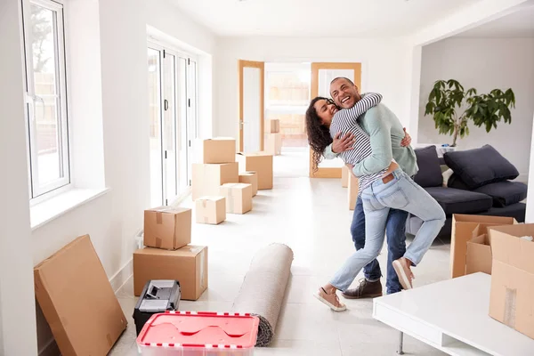 Liefdevolle Paar Omringd Door Dozen Nieuw Huis Bewegende Dag — Stockfoto