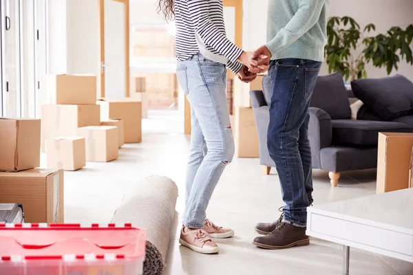 Primer Plano Pareja Amorosa Sosteniendo Las Manos Rodeada Cajas Nuevo — Foto de Stock