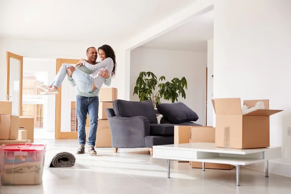 Man Die Vrouw Draagt Drempel Van Nieuw Huis Bewegende Dag — Stockfoto