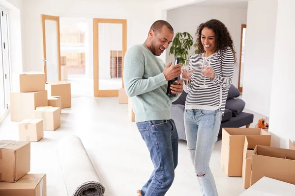 Couple Celebrating Moving New Home Opening Champagne — Stock Photo, Image