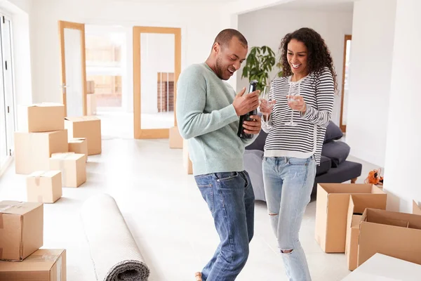 Casal Comemorando Mudança Para Nova Casa Abertura Champanhe — Fotografia de Stock