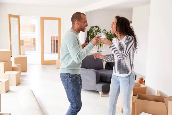 Casal Comemorando Mudança Para Nova Casa Abertura Champanhe — Fotografia de Stock