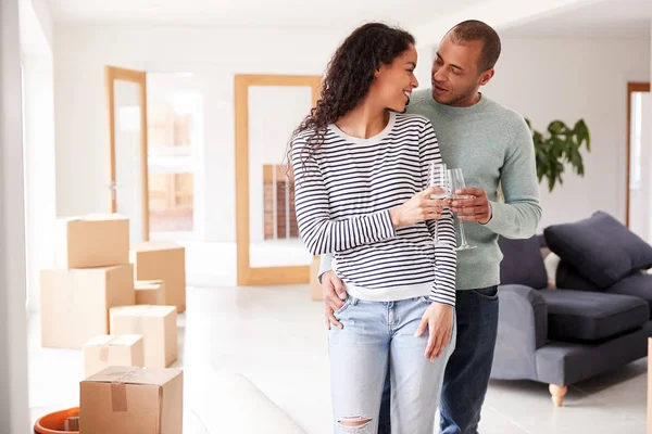 Pareja Celebrando Mudarse Una Nueva Casa Haciendo Brindis Con Champán — Foto de Stock