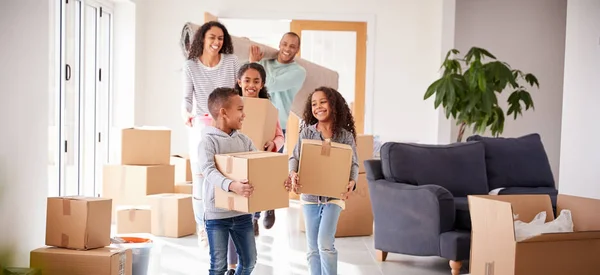 Lächelnde Familie Trägt Umzugstag Kisten Ins Neue Zuhause — Stockfoto