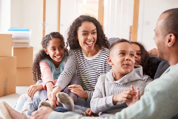 Familj Tar Paus Och Sitter Soffan Firar Flyttar Nya Hem — Stockfoto