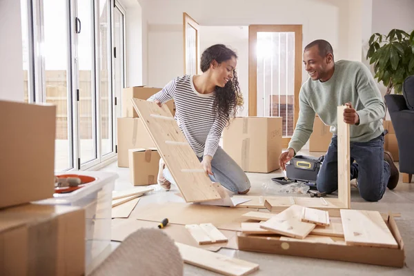 Pareja Nuevo Hogar Día Mudanza Armando Muebles Auto Ensamblaje — Foto de Stock