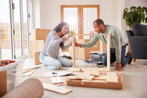 Couple New Home Moving Day Putting Together Self Assembly Furniture — Stock Photo, Image