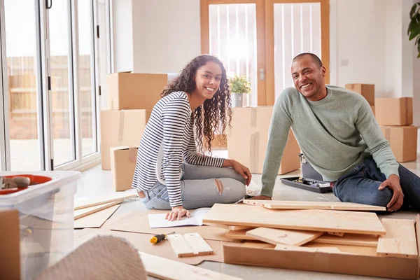 Retrato Pareja Nuevo Hogar Día Mudanza Armando Muebles Autoensamblaje — Foto de Stock