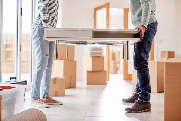 Primer Plano Pareja Nuevo Hogar Movimiento Día Llevando Mesa Juntos — Foto de Stock