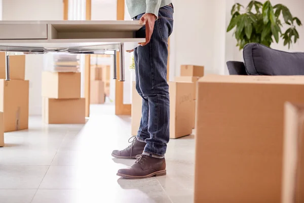 Close Van Paar Nieuw Huis Bewegende Dag Samen Dragen Tafel — Stockfoto