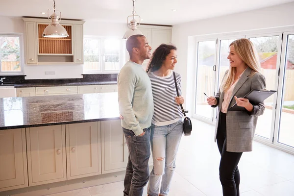 Feminino Corretor Mostrando Casal Interessado Comprar Redor Casa — Fotografia de Stock