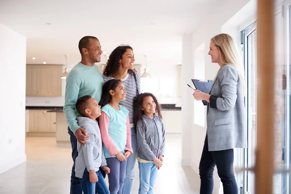 Kvinna Realtor Visar Familj Intresserad Att Köpa Runt Huset — Stockfoto