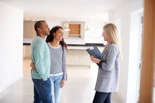 Feminino Corretor Mostrando Casal Interessado Comprar Redor Casa — Fotografia de Stock