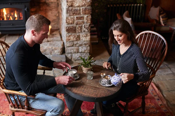 Ζευγάρι Που Κάθεται Στο Τραπέζι Πίνοντας Τσάι Στο Παραδοσιακό Αγγλικό — Φωτογραφία Αρχείου