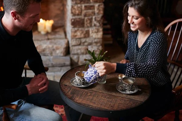 情侣坐在餐桌上喝茶在传统的英国假日酒店 — 图库照片