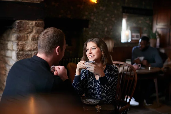 情侣坐在餐桌上喝茶在传统的英国假日酒店 — 图库照片