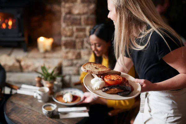 Close Waitress Working Traditional English Pub Serving Breakfast Guests — Stock Photo, Image