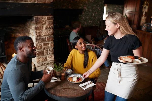 Servitris Arbetar Traditionell Engelsk Pub Som Serverar Frukost Till Gästerna — Stockfoto
