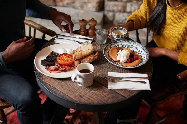 Primer Plano Pareja Mesa Pub Tradicional Inglés Comer Desayuno —  Fotos de Stock
