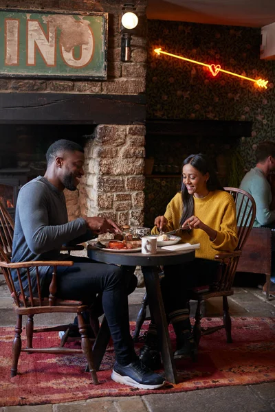 Pareja Mesa Pub Tradicional Inglés Comer Desayuno —  Fotos de Stock