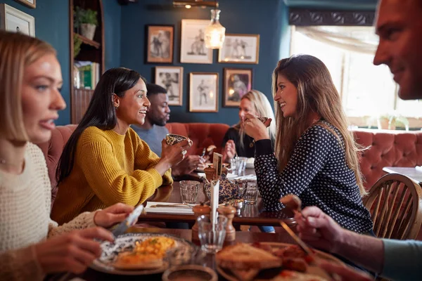 Grupo Pessoas Comendo Restaurante Pub Inglês Tradicional Ocupado — Fotografia de Stock