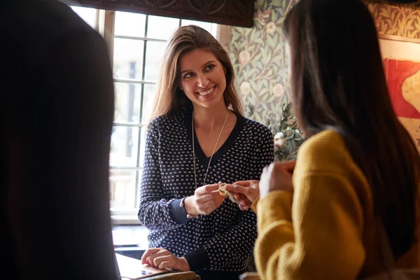 Receptionist Overhandigen Gast Paar Sleutel Als Inchecken Het Hotel — Stockfoto