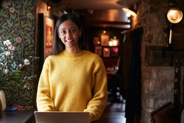 Porträtt Kvinnlig Receptionist Som Arbetar Laptop Hotel Check — Stockfoto