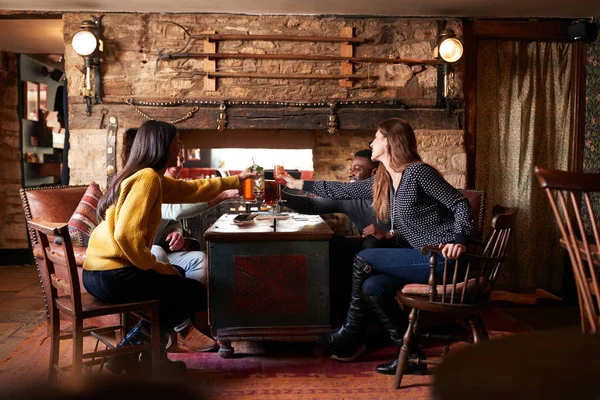 Grupp Vänner Gör Toast Som Träffas För Lunchtid Drinkar Traditionell — Stockfoto