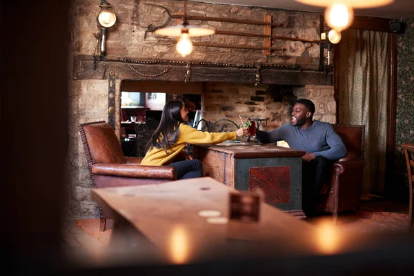 情侣做吐司 因为他们满足午餐饮料在传统的英国酒吧 — 图库照片
