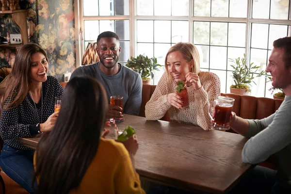 Réunion Groupe Amis Pour Les Boissons Déjeuner Dans Pub Anglais — Photo