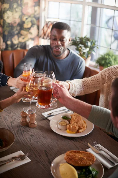 Reunião Amigos Para Refeição Tradicional Pub Inglês Fazendo Brinde Juntos — Fotografia de Stock