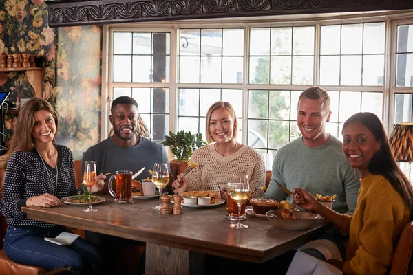 Portret Van Vrienden Vergadering Voor Maaltijd Traditionele Engelse Pub — Stockfoto