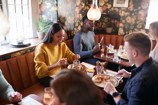 Grupo Pessoas Comendo Restaurante Pub Inglês Tradicional Ocupado — Fotografia de Stock