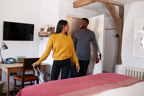 Paar Uitgaven Romantisch Weekendje Weg Opening Deur Van Hotel Kamer — Stockfoto