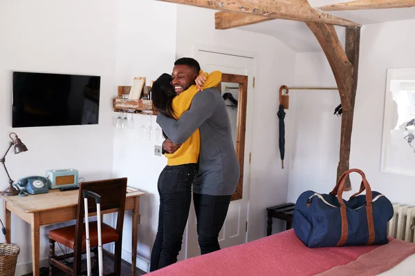 Paar Uitgaven Romantisch Weekendje Weg Knuffelen Hotel Kamer — Stockfoto