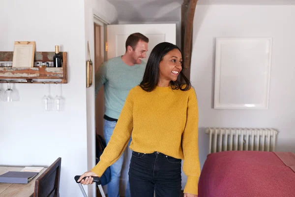 Paar Uitgaven Romantisch Weekendje Weg Opening Deur Van Hotel Kamer — Stockfoto