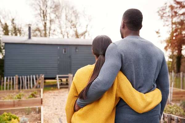 Achteruitkijk Van Koppel Buitenshuis Doorbrengen Vakantie Eco Lodge — Stockfoto