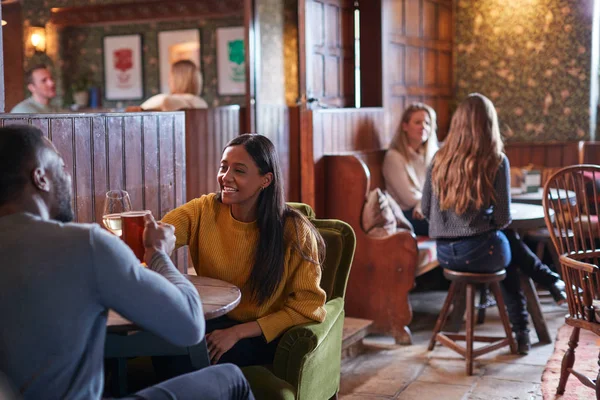 Reunión Pareja Para Las Bebidas Hora Del Almuerzo Tradicional Pub — Foto de Stock