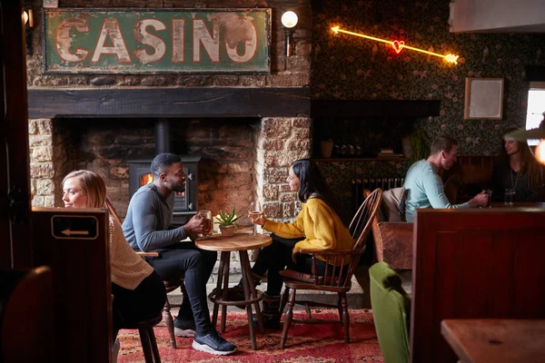 Reunión Pareja Para Las Bebidas Hora Del Almuerzo Tradicional Pub — Foto de Stock