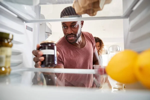 Från Insidan Kylskåpet Som Par Öppen Dörr Och Packa Shopping — Stockfoto